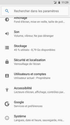 Faites défiler et sélectionnez Utilisateurs et comptes