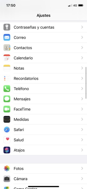 Desplácese y seleccione Contraseñas y cuentas