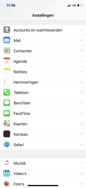 Om de pin voor de simkaart te wijzigen, keert u terug naar het menu Instellingen en scrollt u naar en selecteert Telefoon