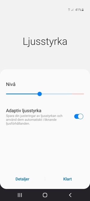 Aktivera Adaptiv ljusstyrka och välj Klart