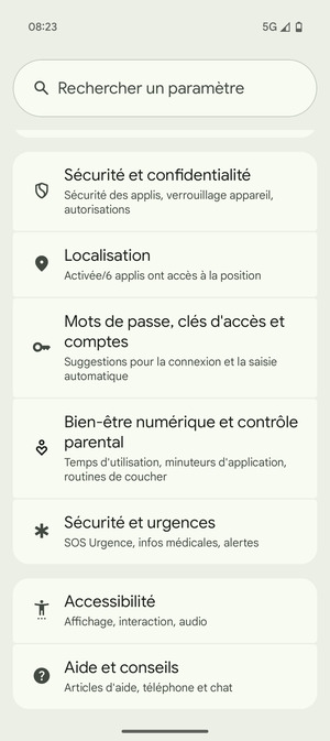 Retournez au menu Paramètres et  sélectionnez Mots de passe, clés d'accès et comptes