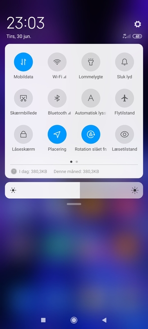 Vælg Automatisk lysstyrke
