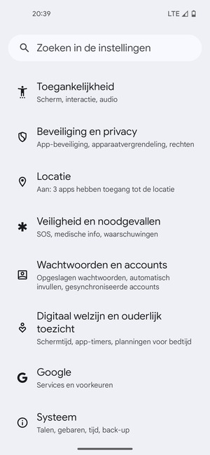 Scroll naar en selecteer Wachtwoorden en accounts