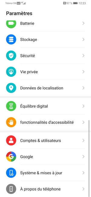 Faites défiler et sélectionnez Comptes & utilisateurs