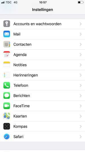 Om de pin voor de simkaart te wijzigen, keert u terug naar het menu Instellingen en scrollt u naar en selecteert Telefoon