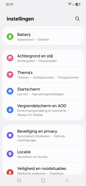 Om uw schermvergrendeling te activeren, ga naar het Instellingen-menu en selecteer Vergrendelscherm en AOD