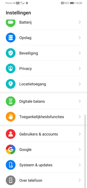 Keer terug naar het Instellingen menu en selecteer Gebruikers & accounts