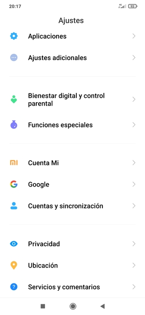 Desplácese y seleccione Cuentas y sincronización