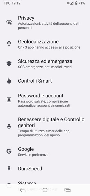 Torna al menu Impostazioni e seleziona Password e account