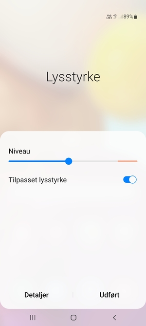 Aktiver Tilpasset lysstyrke og vælg Udført