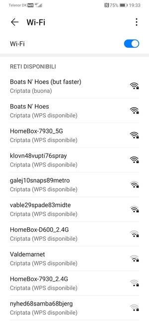 Seleziona la rete wireless a cui desideri connetterti