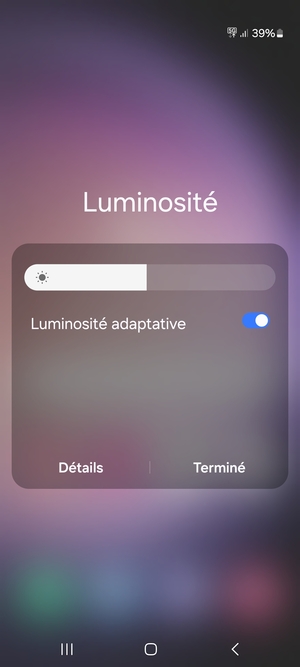 Activez l'Luminosité adaptative et sélectionnez Terminé
