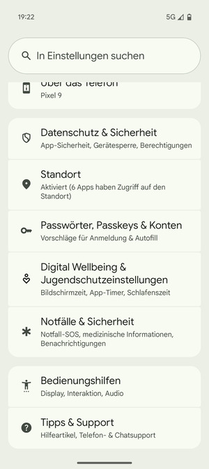 Scrollen Sie und wählen Sie Passwörter, Passkeys & Konten