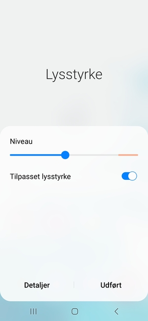 Aktiver Tilpasset lysstyrke og vælg Udført