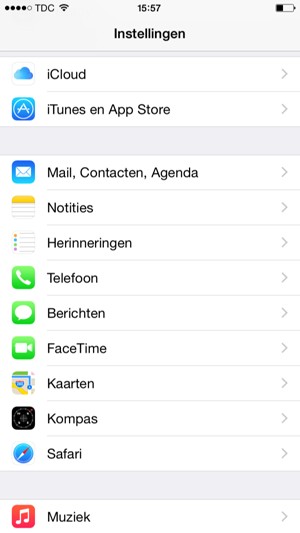 Keer terug naar het Instellingen menu en scroll naar en selecteer Mail, Contacten, Agenda