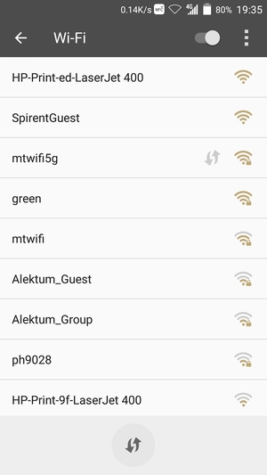 Seleziona la rete wireless a cui desideri connetterti