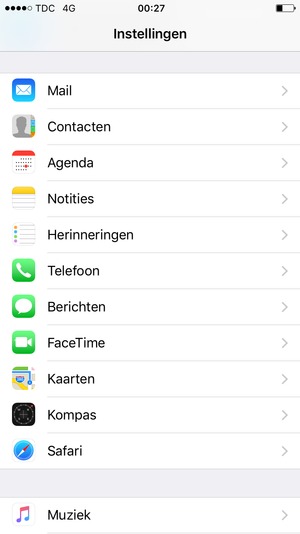 Om de pin voor de simkaart te wijzigen, keert u terug naar het menu Instellingen en scrollt u naar en selecteert Telefoon