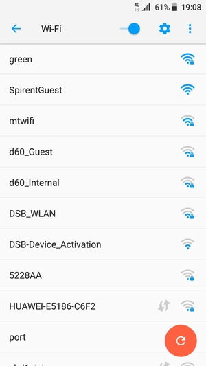 Seleziona la rete wireless a cui desideri connetterti
