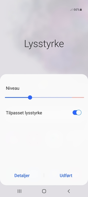 Aktiver Tilpasset lysstyrke og vælg Udført