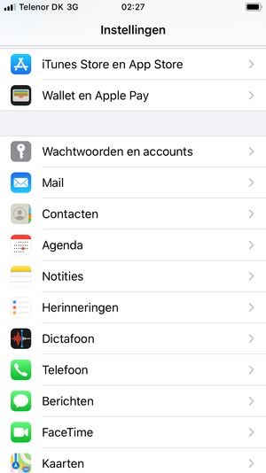 Scroll naar en selecteer Wachtwoorden en accounts