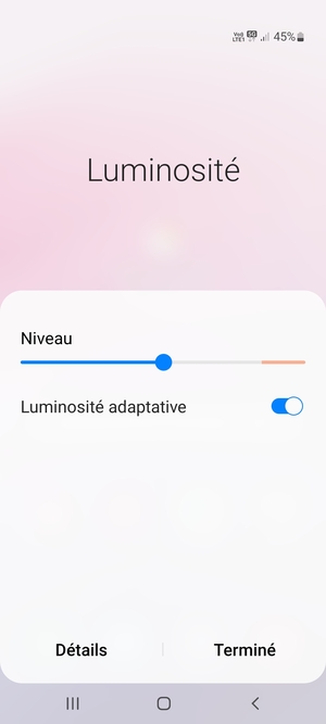 Activez l'Luminosité adaptative et sélectionnez Terminé