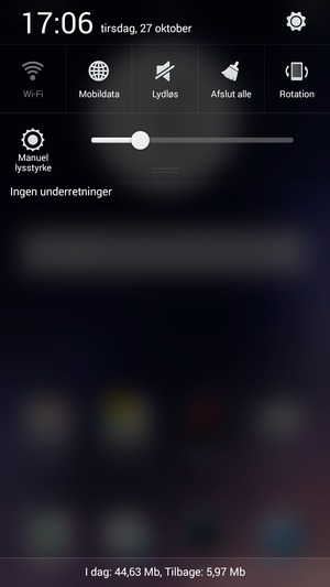 Vælg Automatisk lysstyrke