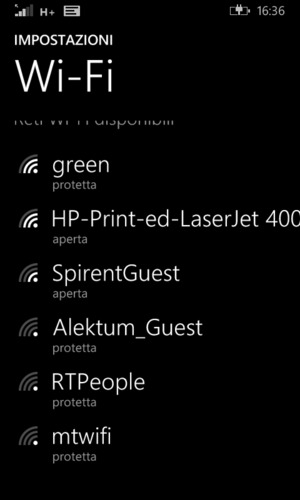 Seleziona la rete wireless a cui desideri connetterti