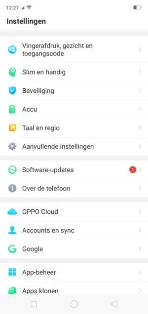 Keer terug naar het Instellingen menu en selecteer Accounts en sync