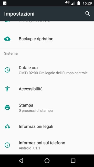Scorri e seleziona Informazioni sul telefono