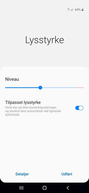 Aktiver Tilpasset lysstyrke og vælg Udført