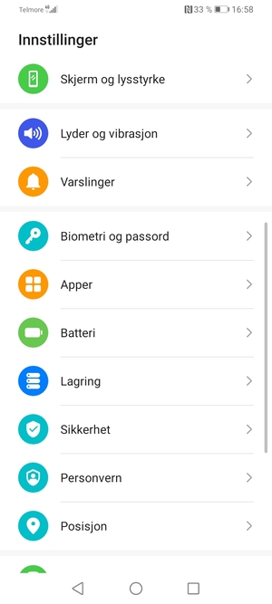 For å aktivere skjermlåsen, gå til Innstillinger-menyen og velg Biometri og passord