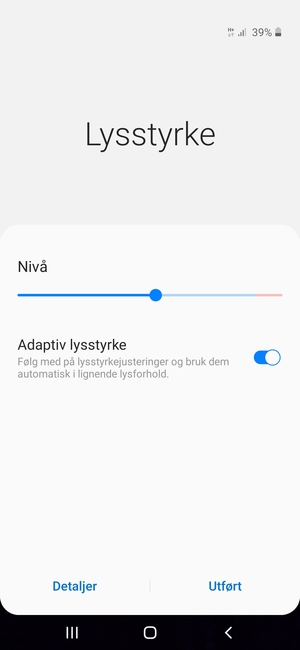 Slå på Adaptiv lysstyrke og velg Utført