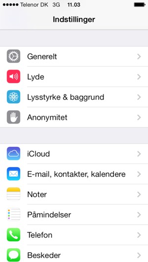 Vend tilbage til menuen Indstillinger og scroll til og vælg E-mail, kontakter, kalendere