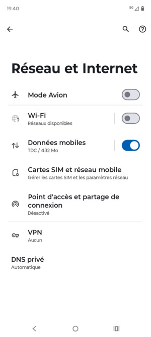 Sélectionnez Cartes SIM et réseau mobile