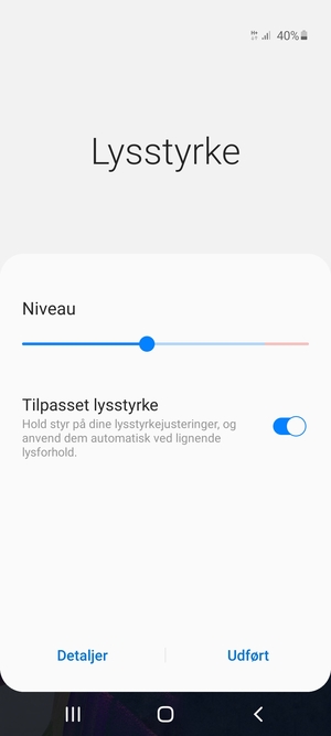 Aktiver Tilpasset lysstyrke og vælg Udført