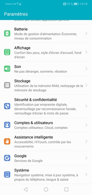 Faites défiler et sélectionnez Comptes & utilisateurs